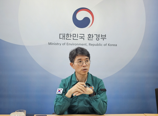 김완섭 환경부 장관이 지난 28일 서울 서초구 한강홍수통제소에서 열린 홍수ㆍ폭염 대응방안 논의를 위한 취임 후 첫 현안점검 회의를 주재하고 있다. <환경부 제공>